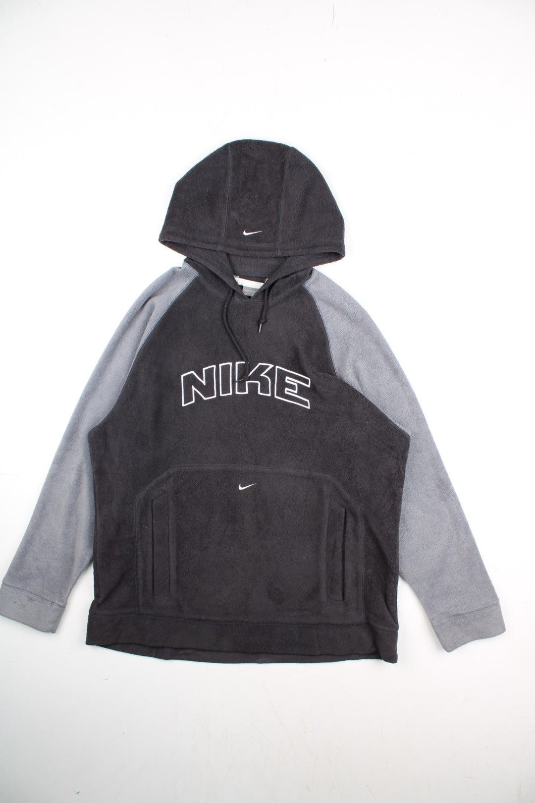 Vintage Y2K Nike Fleece Hoodie in a grey colourway. Pullover with pouch pocket, hooded, and has the logo embroidered on the front and on the hood.