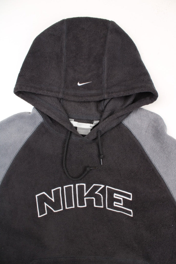 Vintage Y2K Nike Fleece Hoodie in a grey colourway. Pullover with pouch pocket, hooded, and has the logo embroidered on the front and on the hood.