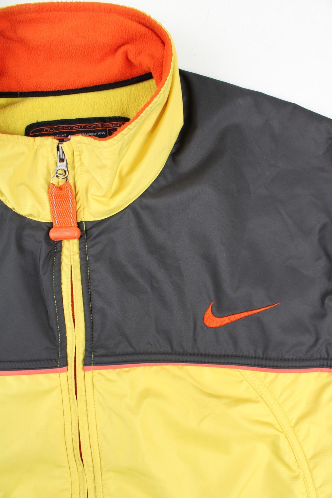 Vintage Nike ACG Gilet in a yellow/black colourway. Zip up with side/back zip pockets and fleece lining, and has the logo embroidered on the front and back.