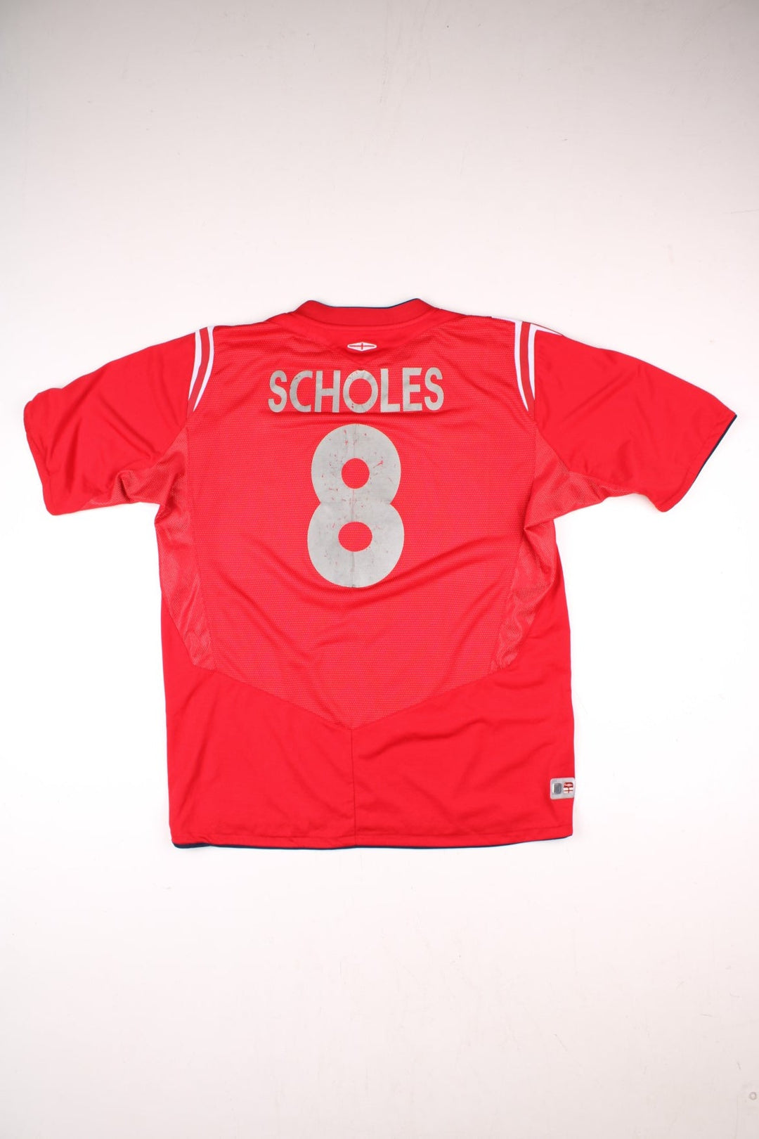 England 2004/06 Umbro Football Shirt in the red away kit colourway, features embroidered logos and badge on the front, and Paul Scholes number 8 printed on the back.