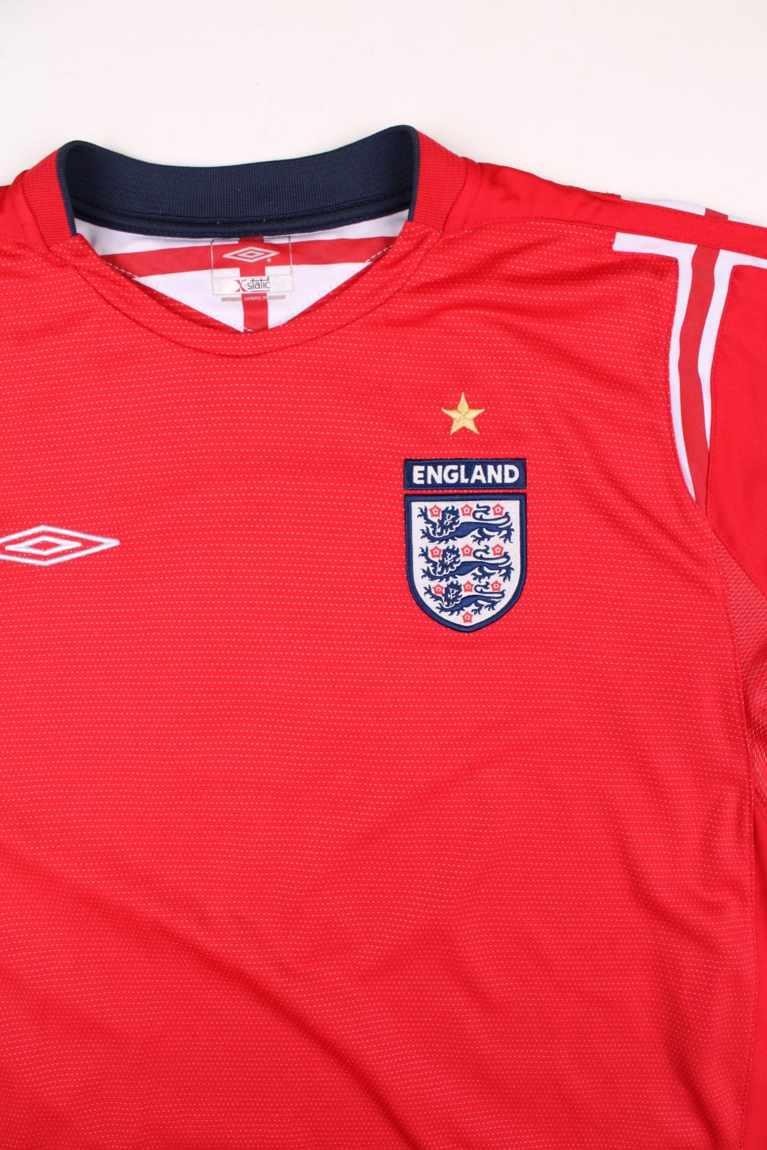 England 2004/06 Umbro Football Shirt in the red away kit colourway, features embroidered logos and badge on the front, and Paul Scholes number 8 printed on the back.