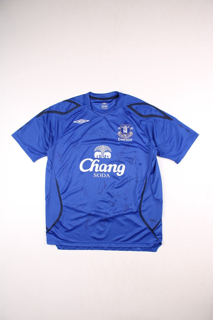 Everton 2007/08 Umbro Football Shirt in the blue home kit colourway, features embroidered logos and badge on the front, and signed by the team all over the front.