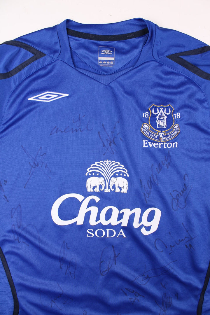 Everton 2007/08 Umbro Football Shirt in the blue home kit colourway, features embroidered logos and badge on the front, and signed by the team all over the front.