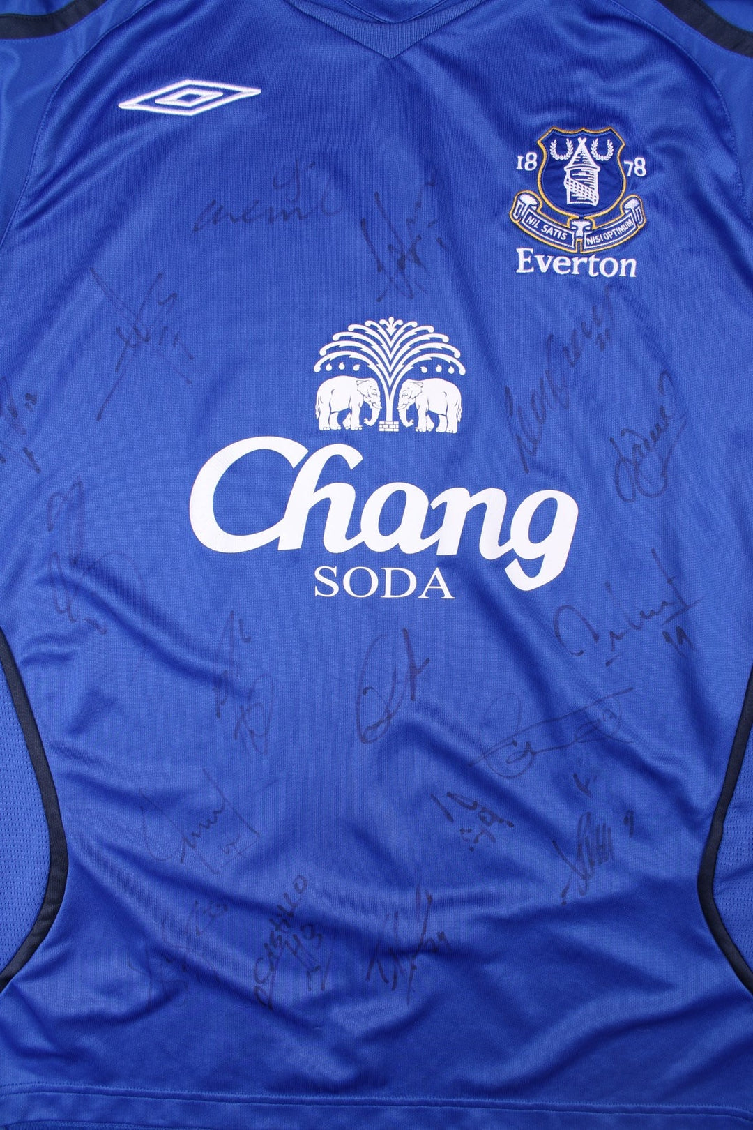 Everton 2007/08 Umbro Football Shirt in the blue home kit colourway, features embroidered logos and badge on the front, and signed by the team all over the front.