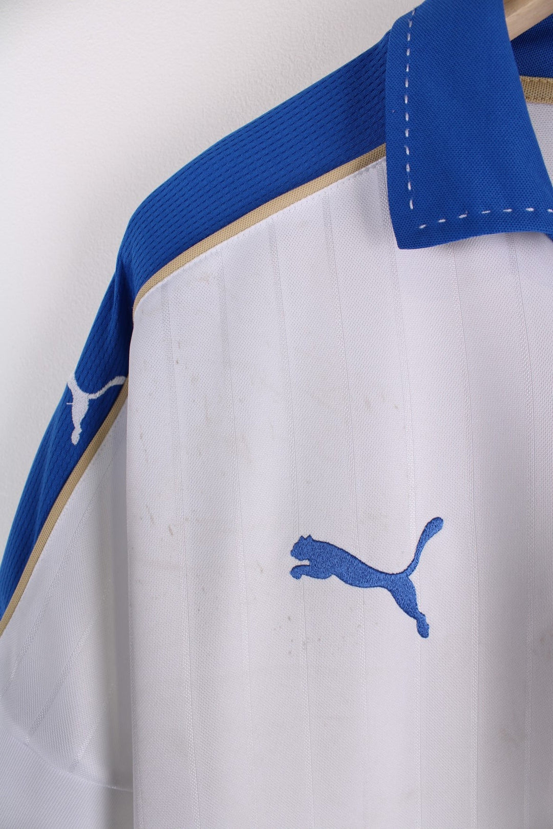 Italy 2015/16 Puma Football Shirt in the white away kit colourway, features a embroidered logos and badge on the front.