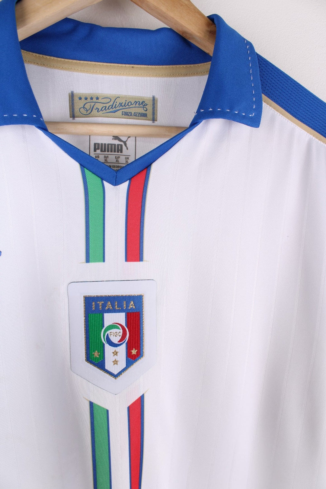 Italy 2015/16 Puma Football Shirt in the white away kit colourway, features a embroidered logos and badge on the front.