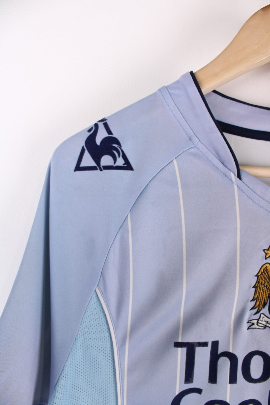 Manchester City 2007/08 Le Coq Sportif Football Shirt in the blue home kit colourway, features embroidered logos and badge on the front, and Elano number 11 printed on the back.