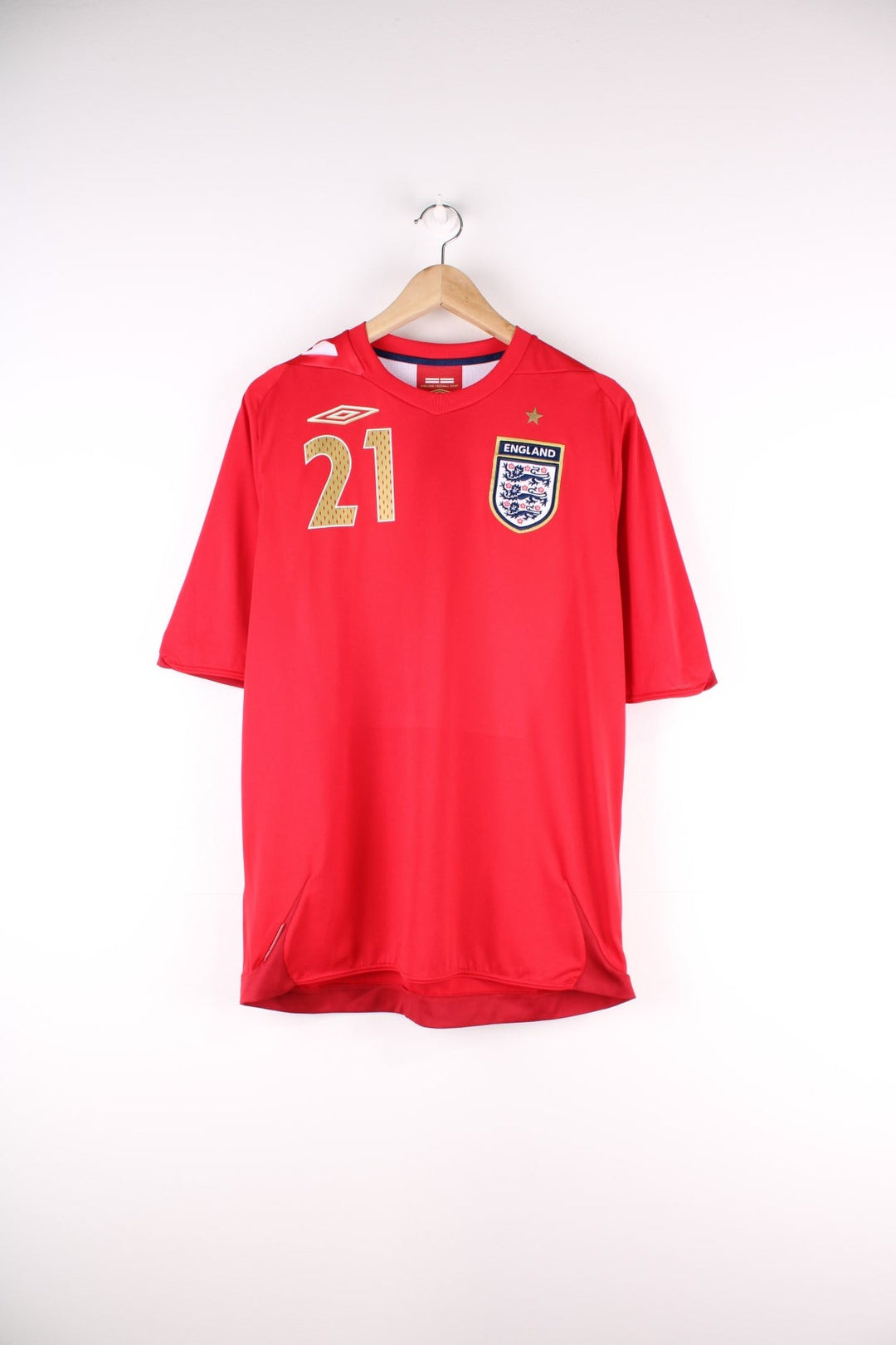 England 2006/08 Umbro Football Shirt in the red away kit colourway, features embroidered logos and badge on the front, and has Crouch number 21 on the back.