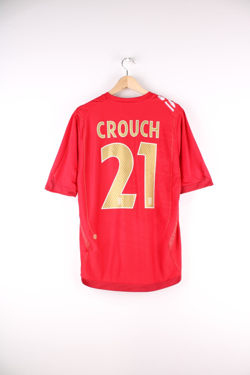 England 2006/08  Football Shirt in the  away kit colourway, features embroidered logos and badge on the front, and has Crouch number 21 on the back.