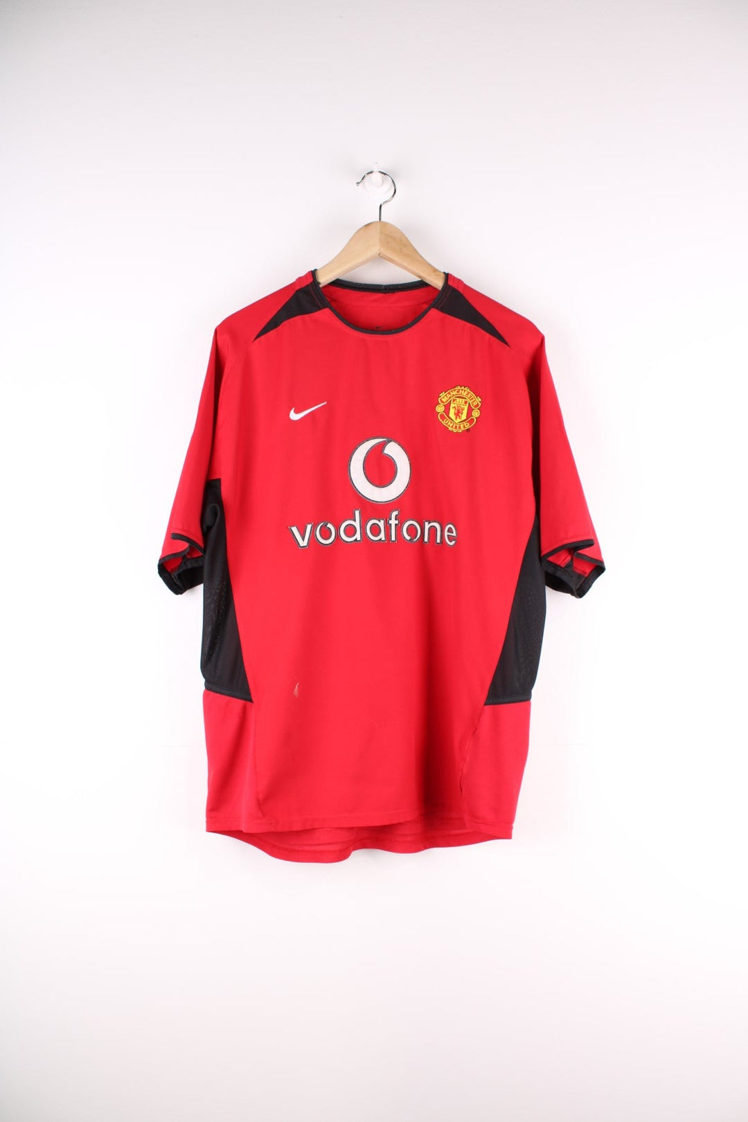 Manchester United 2002/04 Nike Football Shirt in the red home kit colourway, features embroidered logos and badge on the front.