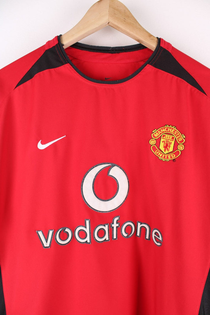 Manchester United 2002/04 Nike Football Shirt in the red home kit colourway, features embroidered logos and badge on the front.