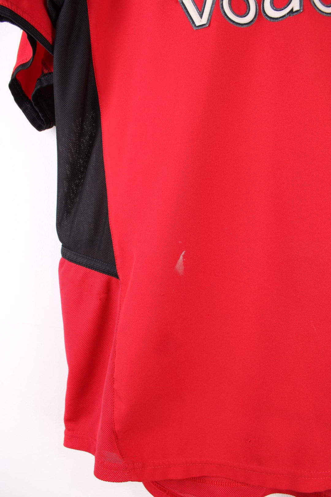 Manchester United 2002/04 Nike Football Shirt in the red home kit colourway, features embroidered logos and badge on the front.