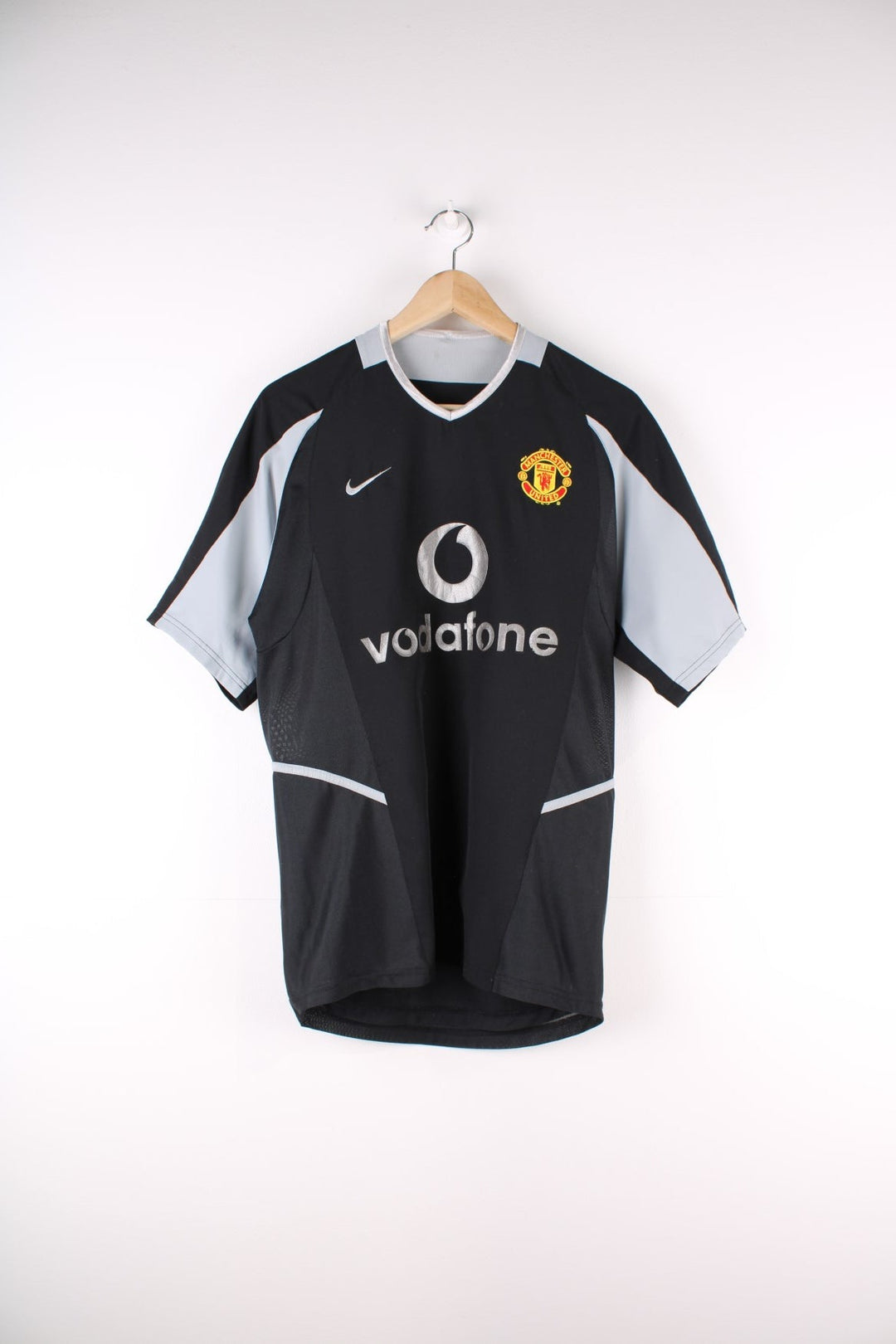 Manchetser United 2002/03 Nike Football Shirt in the black and grey goalkeeper kit colourway, features embroidered logos and badge on the front.