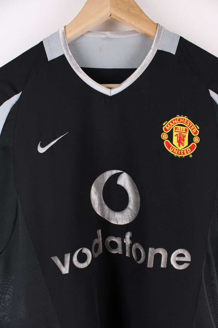 Manchetser United 2002/03 Nike Football Shirt in the black and grey goalkeeper kit colourway, features embroidered logos and badge on the front.