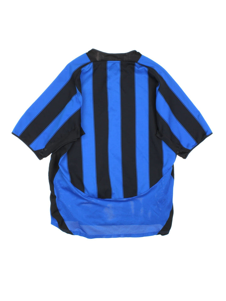 Inter Milan 2003/04 Nike Football Shirt in the blue and black home kit colourway, features embroidered logos and badge on the front.