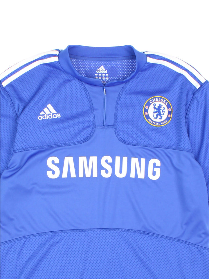 Chelsea 2009/10 Adidas Football Shirt in the blue home kit colourway, features embroidered logos and badge on the front.