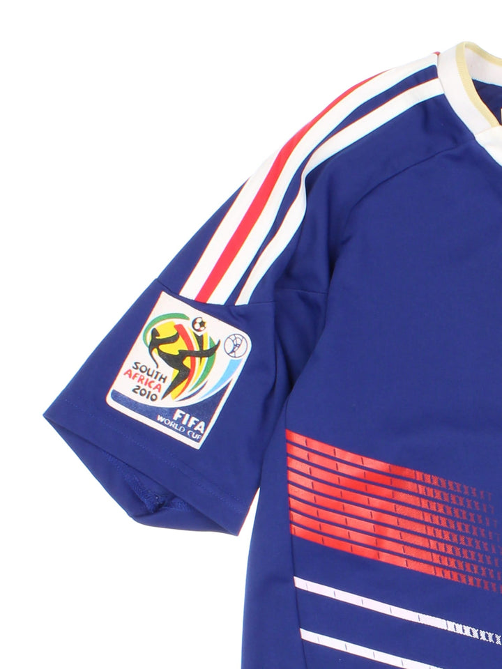 France 2009/10 Adidas World Cup Football Shirt in the blue home kit colourway, features embroidered logos and badge on the front, and world cup badge on the right sleeve.