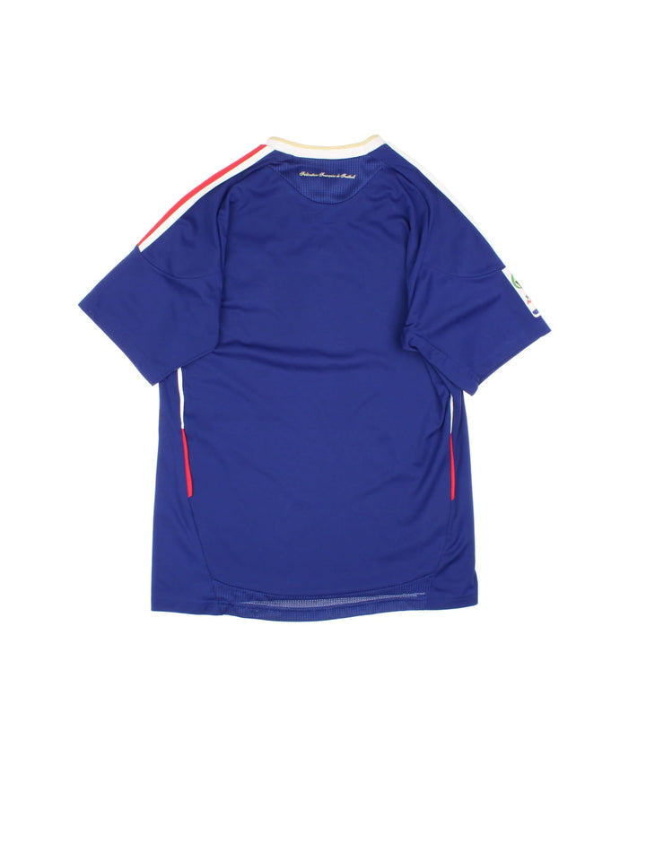 France 2009/10 Adidas World Cup Football Shirt in the blue home kit colourway, features embroidered logos and badge on the front, and world cup badge on the right sleeve.