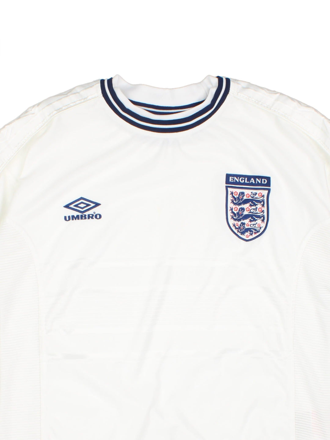 England 1999/00 Umbro Football Shirt in the white home kit colourway, features embroidered logos and badge on the front.