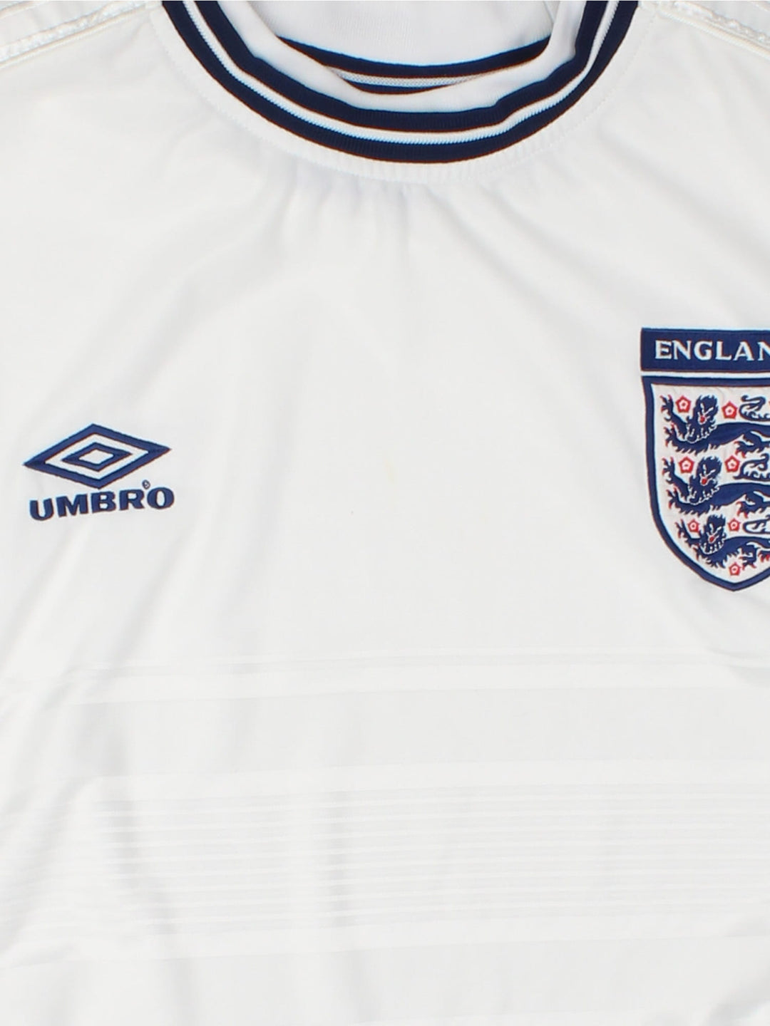 England 1999/00 Umbro Football Shirt in the white home kit colourway, features embroidered logos and badge on the front.