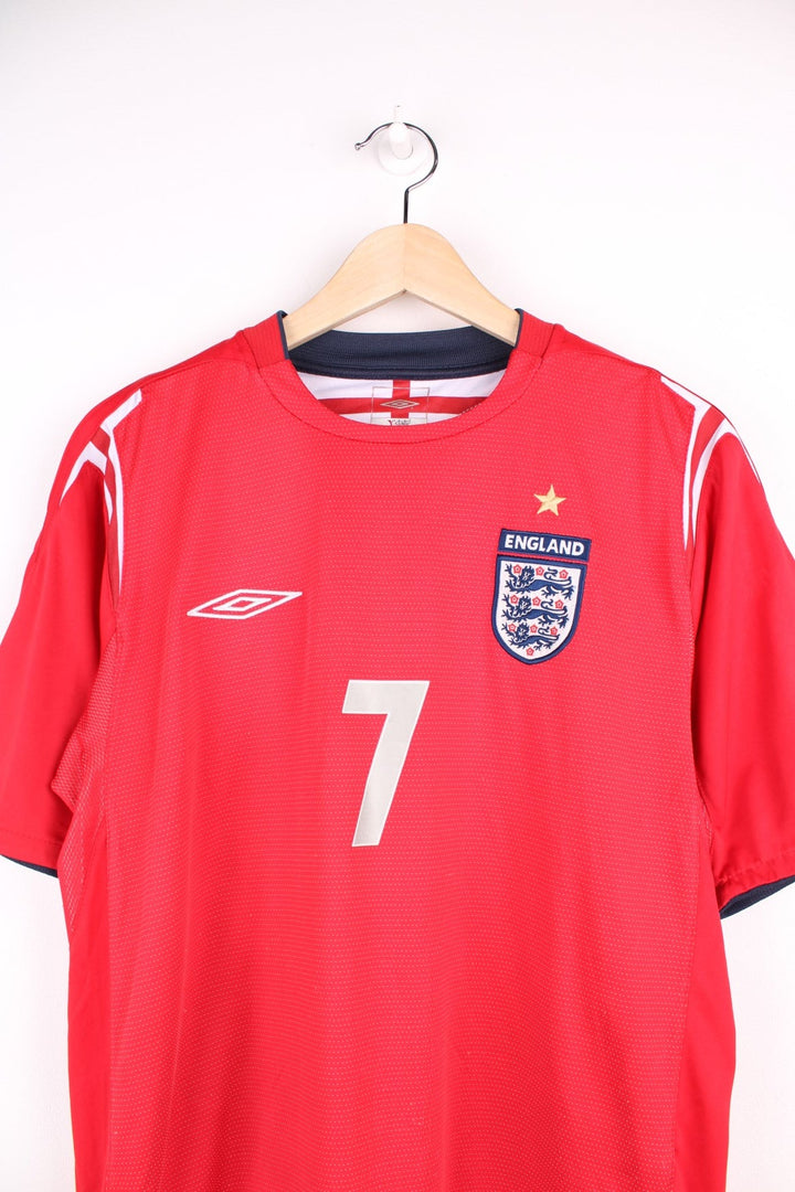 England 2004/06  Football Shirt in the  away colourway, features embroidered logo and badge on the front, and on the back has Beckham number 7 printed on.