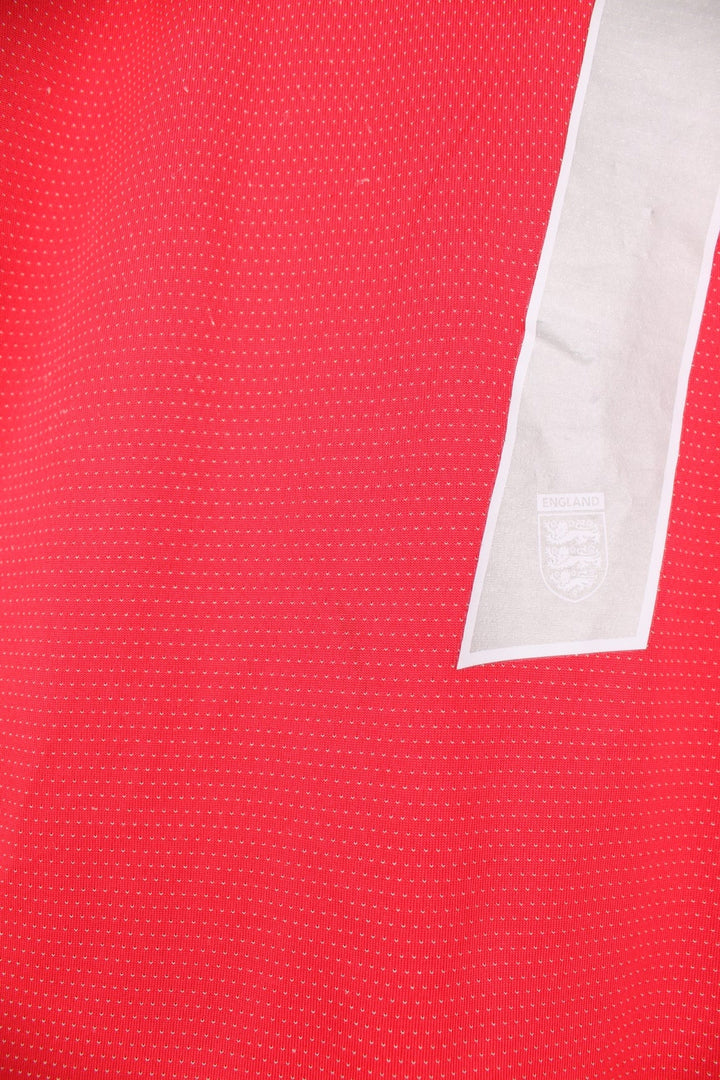 England 2004/06  Football Shirt in the  away colourway, features embroidered logo and badge on the front, and on the back has Beckham number 7 printed on.