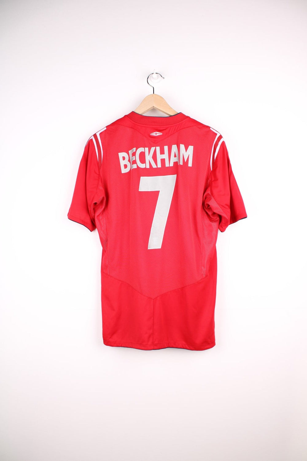 England 2004/06  Football Shirt in the  away colourway, features embroidered logo and badge on the front, and on the back has Beckham number 7 printed on.