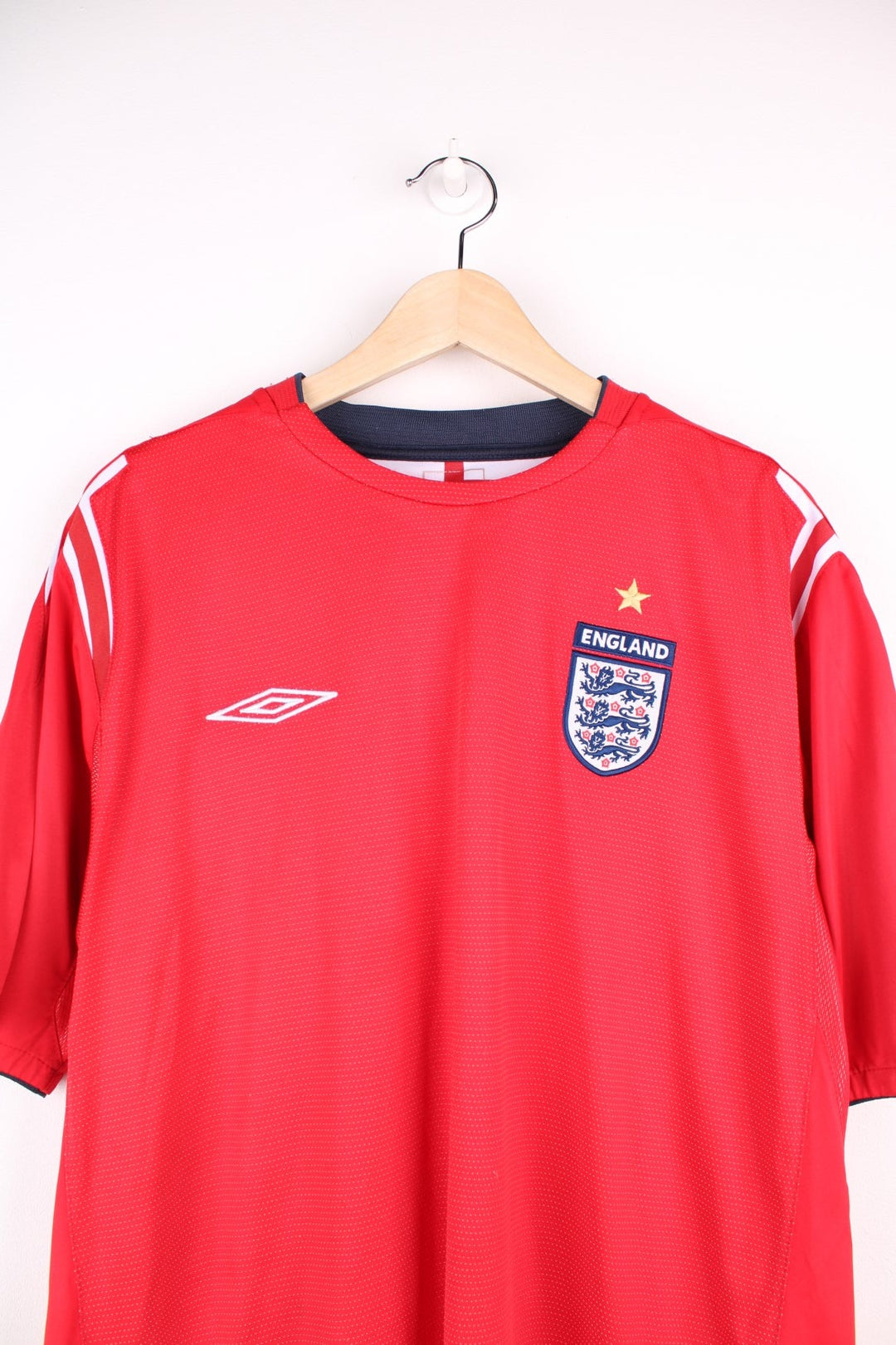 England 2004/06  Football Shirt in the  away colourway, features embroidered logo and badge on the front.