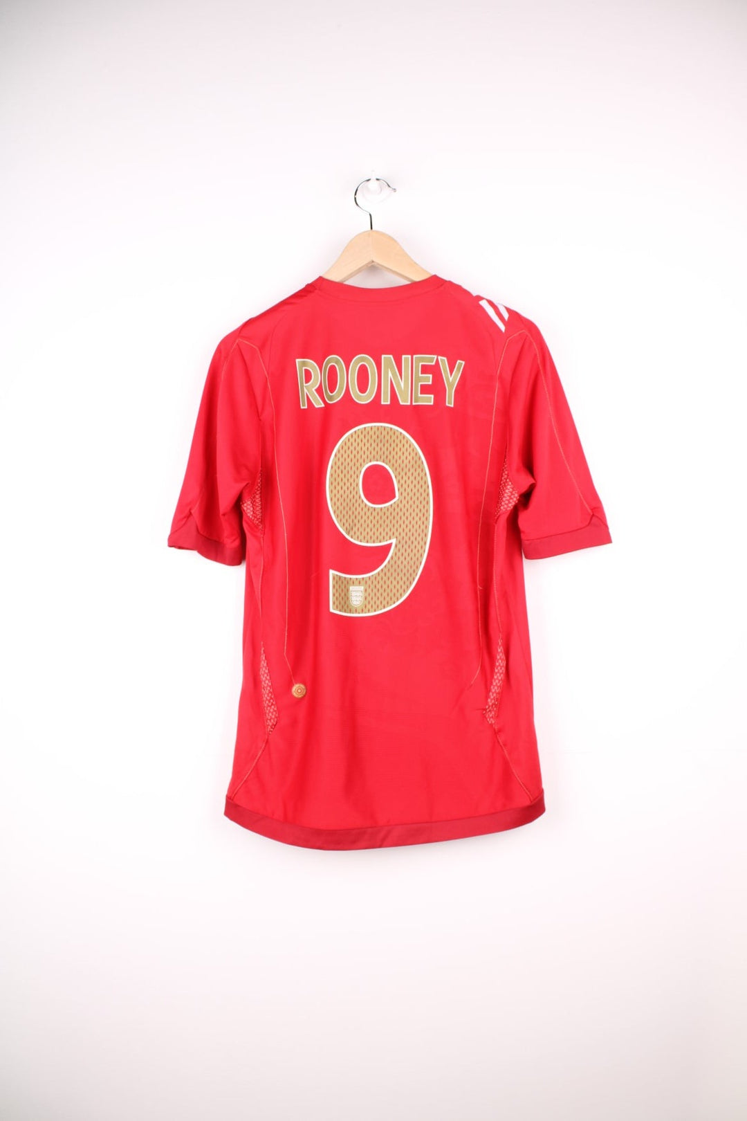 England 2006/08  Football Shirt in the  away colourway, features embroidered logo and badge on the front, and has Wayne Rooney number 9 printed on the back.