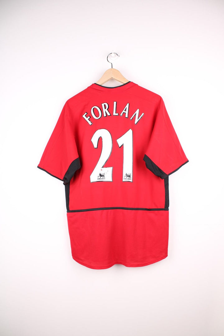 Manchester United 2002/04  Football Shirt in the  home colourway, features embroidered logo and badge on the front, and has Diego Forlan number 21 printed on the back.