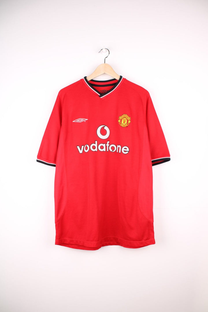 Manchester United 2000/02 Umbro Football Shirt in the red home colourway, features embroidered logo and badge on the front.