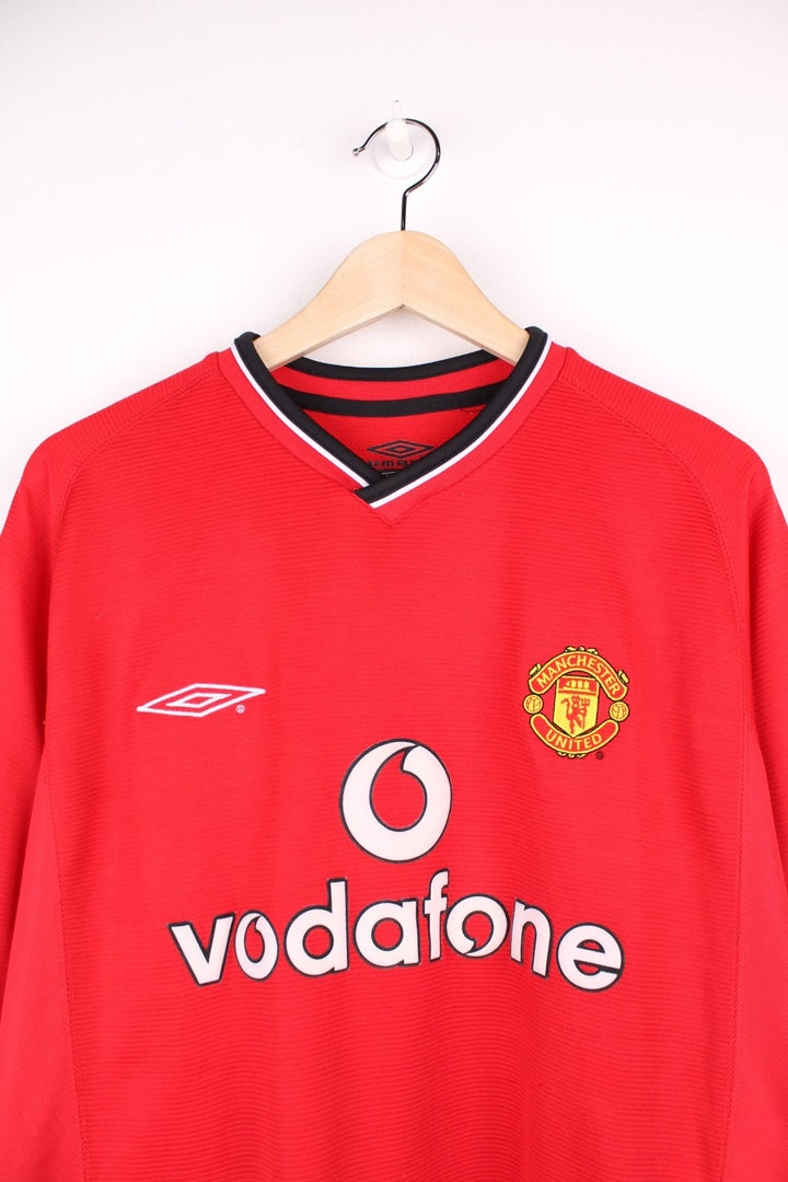 Manchester United 2000/02  Football Shirt in the  home colourway, features embroidered logo and badge on the front.