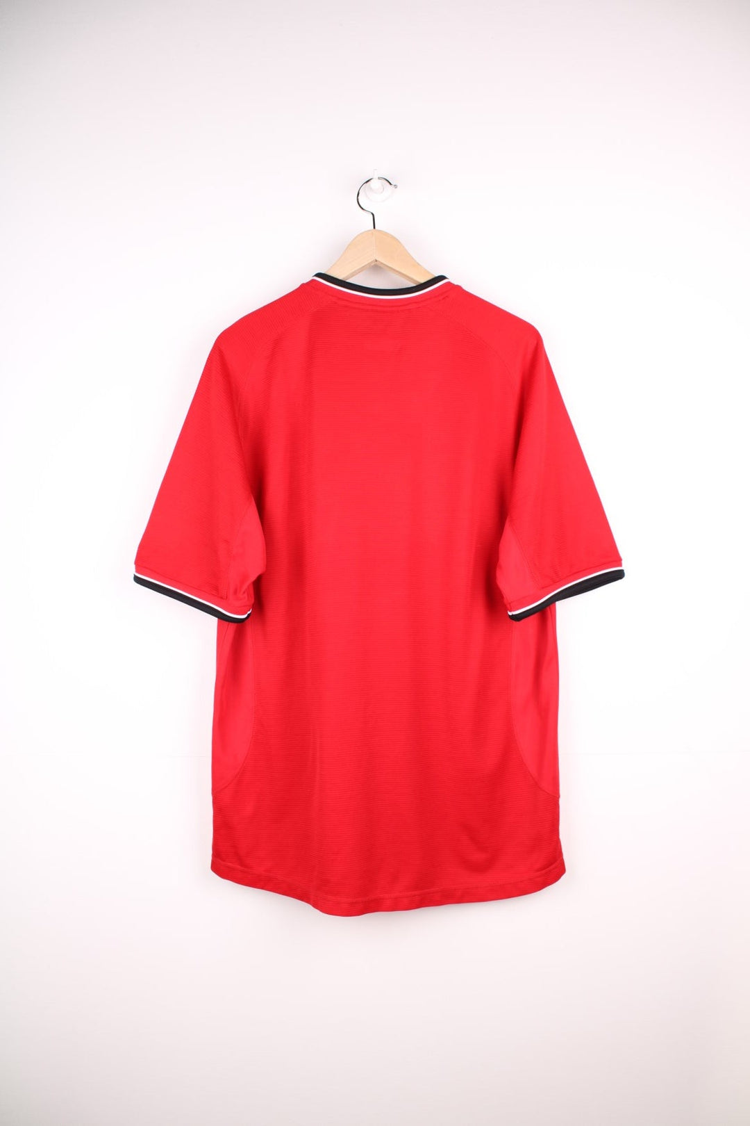 Manchester United 2000/02  Football Shirt in the  home colourway, features embroidered logo and badge on the front.