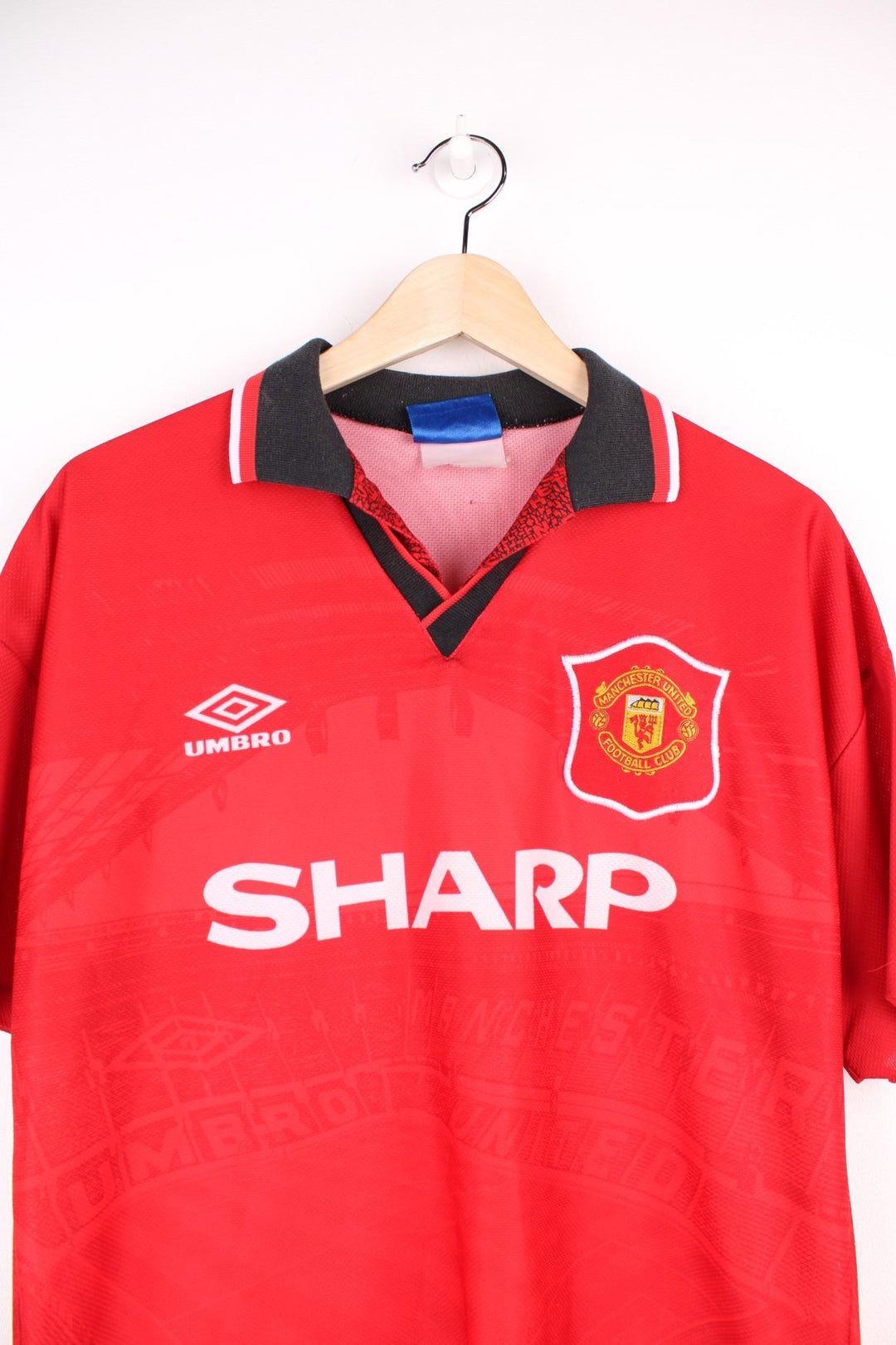 Manchester United 1994/95  Football Shirt in the  home colourway, features embroidered logo and badge on the front.