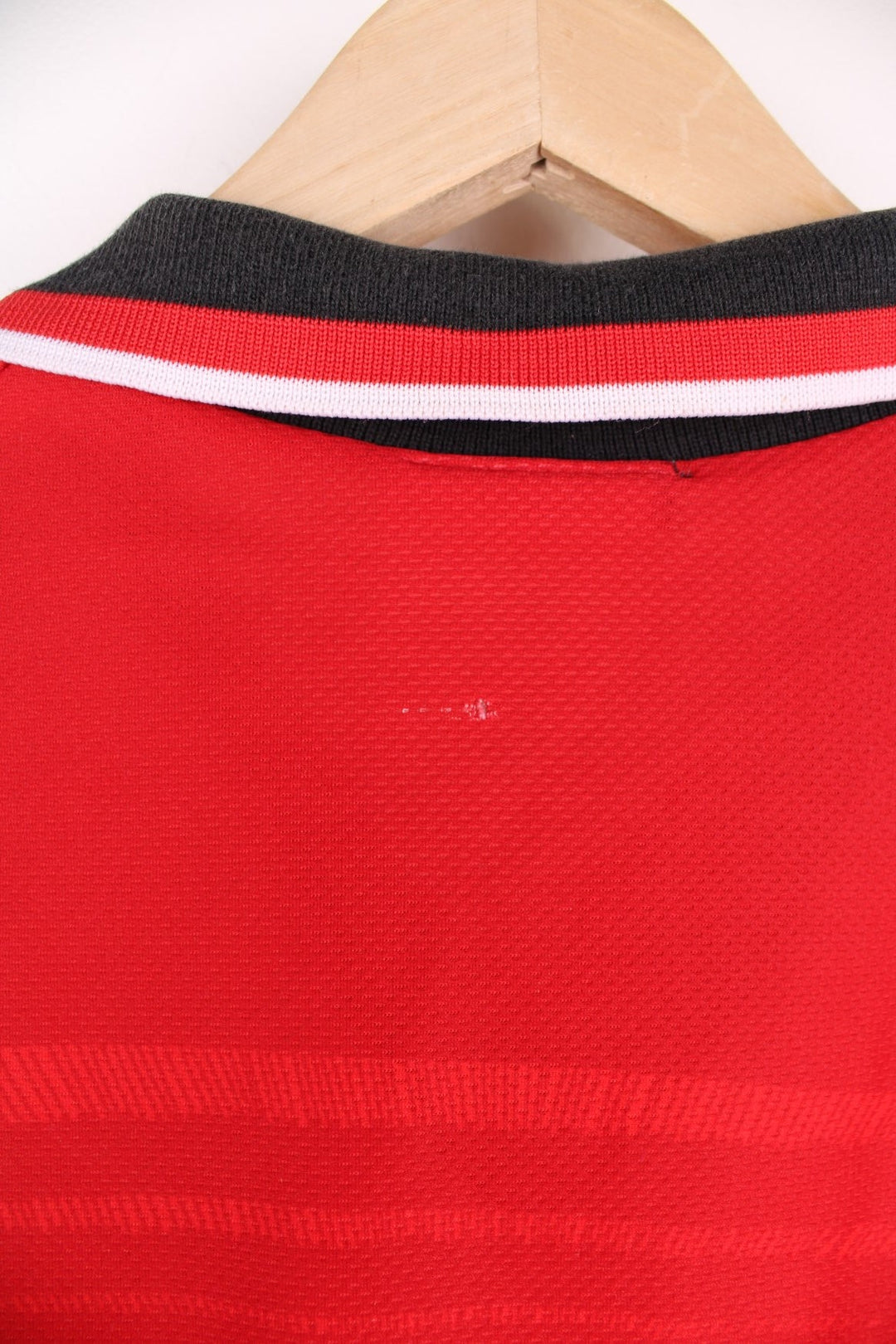 Manchester United 1994/95  Football Shirt in the  home colourway, features embroidered logo and badge on the front.