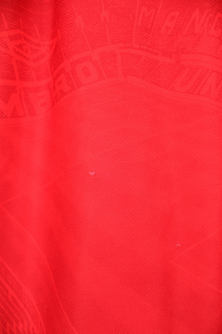 Manchester United 1994/95  Football Shirt in the  home colourway, features embroidered logo and badge on the front.