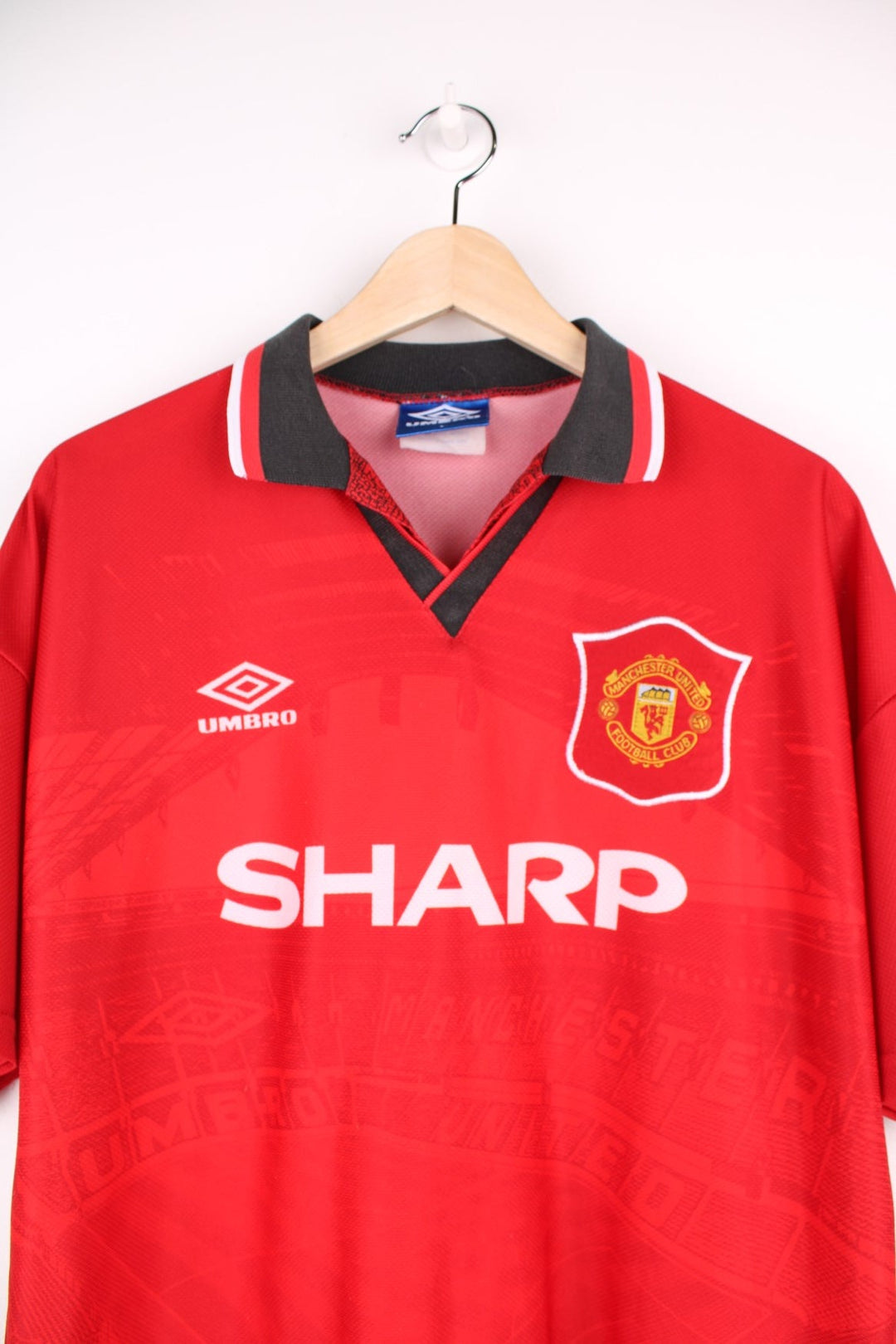 Manchester United 1994/95  Football Shirt in the  home colourway, features embroidered logo and badge on the front.