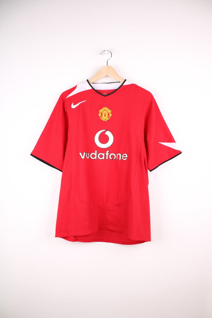 Manchester United 2004/06 Nike Football Shirt in the red home colourway, features embroidered logo and badge on the front.