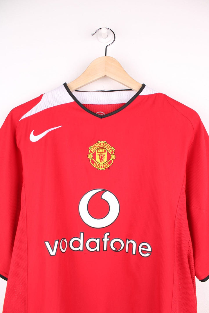 Manchester United 2004/06  Football Shirt in the  home colourway, features embroidered logo and badge on the front.