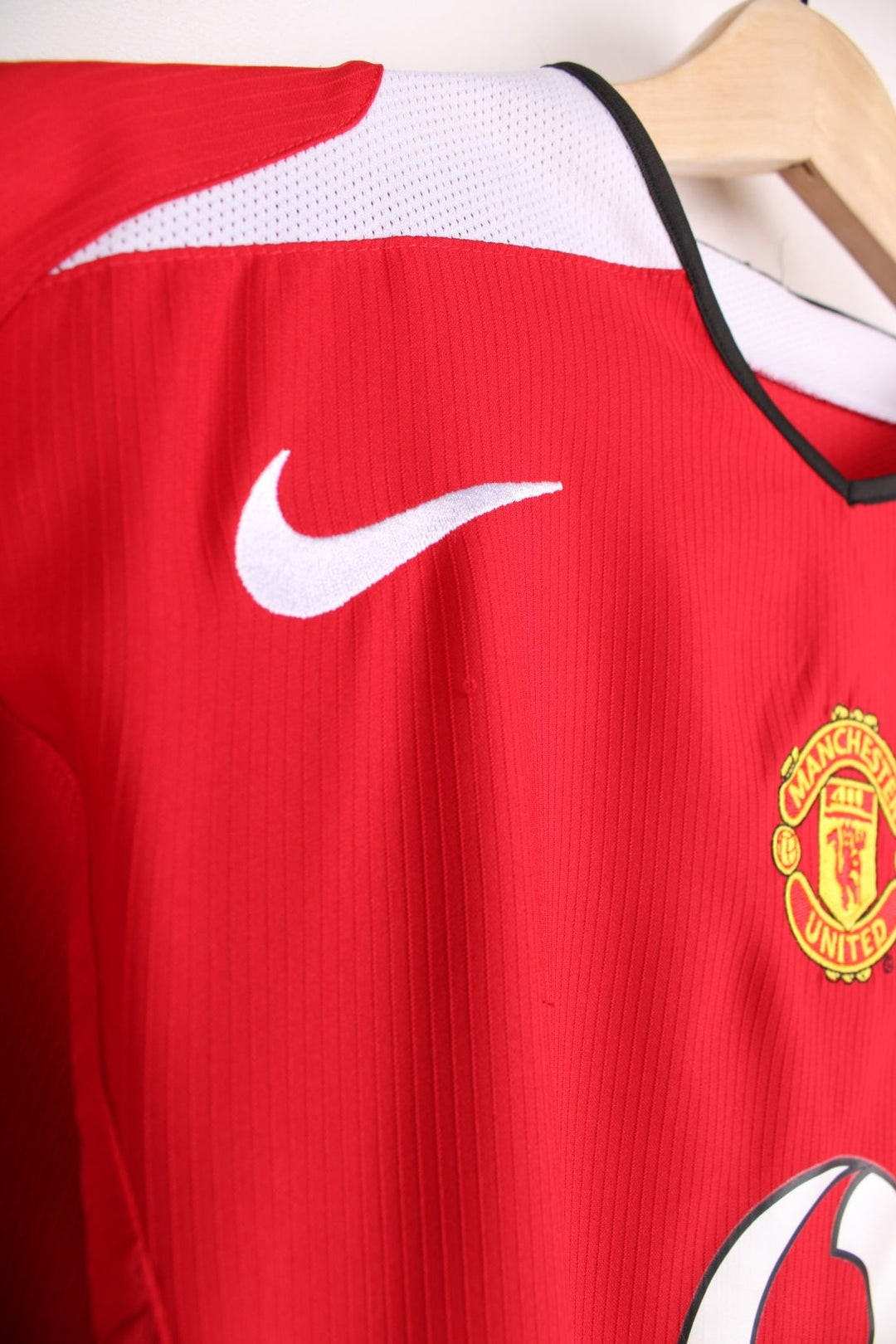 Manchester United 2004/06  Football Shirt in the  home colourway, features embroidered logo and badge on the front.