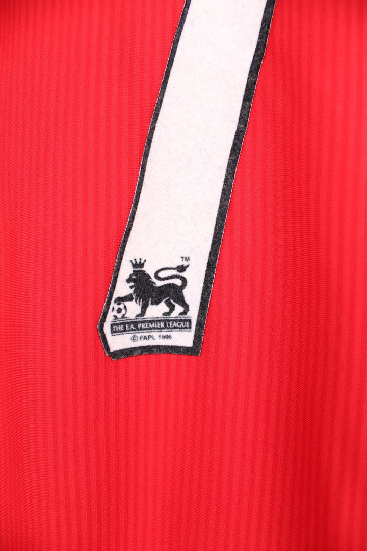 Liverpool 2002/04  Football Shirt in the  home colourway, features embroidered logo and badge on the front, and has Harry Kewell number 7 printed on the back.