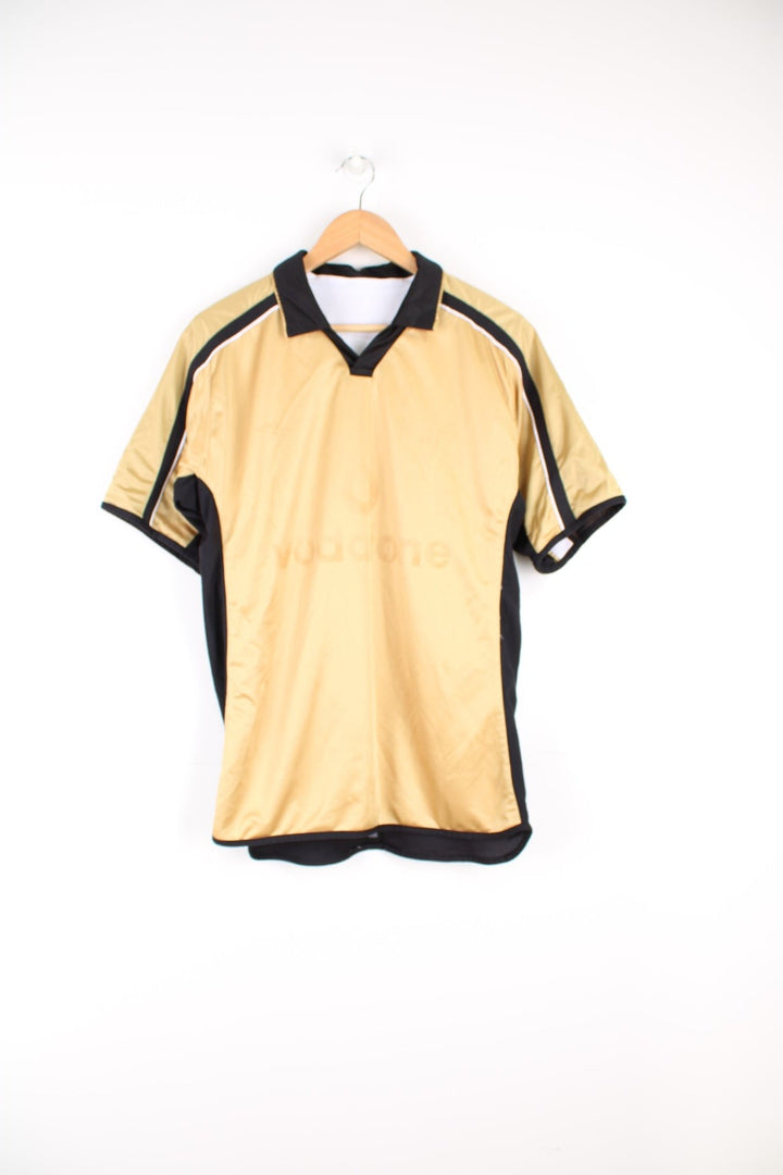 2001-02 Manchester United away Umbro reversible shirt. Features embroidered logo on the chest. 