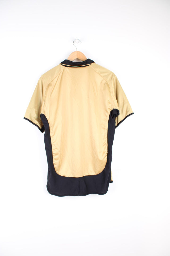 2001-02 Manchester United away Umbro reversible shirt. Features embroidered logo on the chest. 