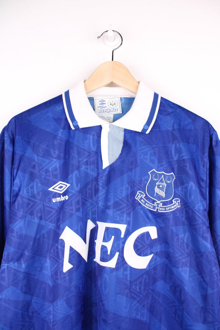 Everton 1991/93  Football Shirt in the  home kit colourway, features embroidered logo and badge on the front.