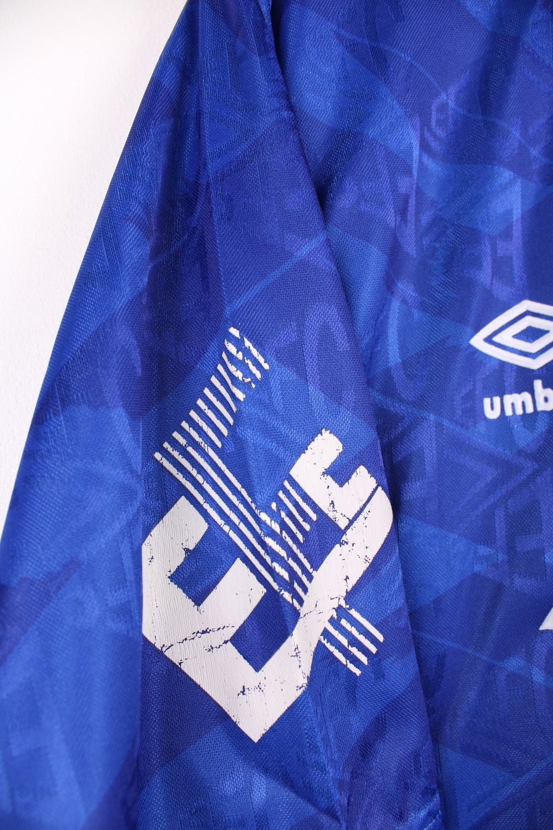 Everton 1991/93  Football Shirt in the  home kit colourway, features embroidered logo and badge on the front.