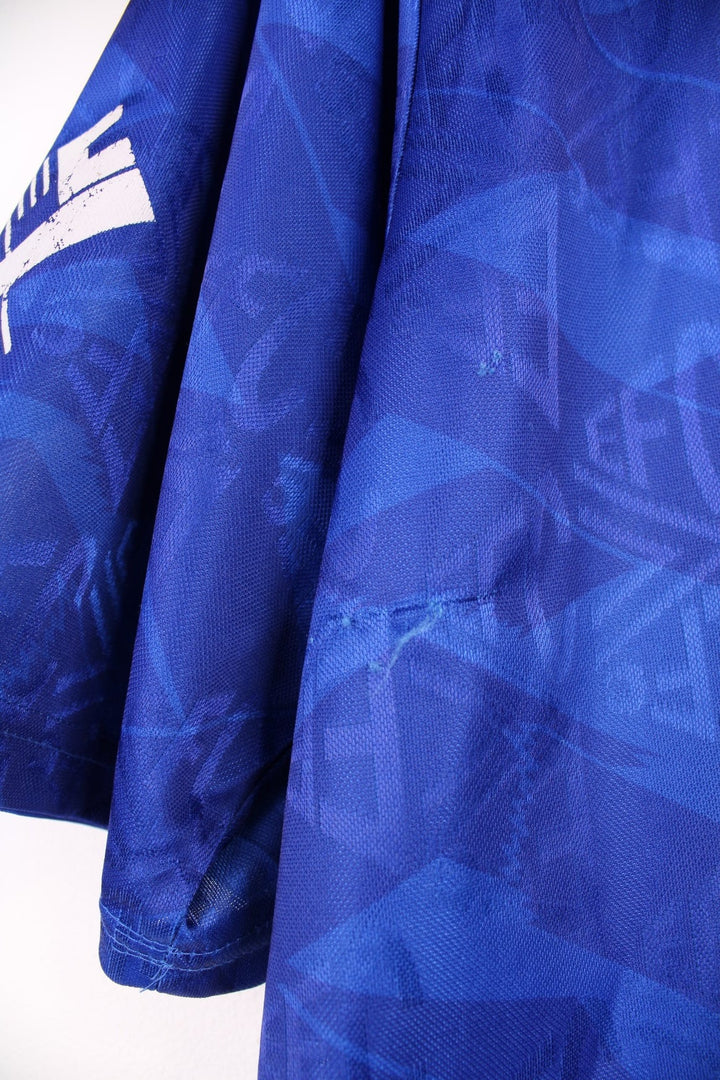 Everton 1991/93  Football Shirt in the  home kit colourway, features embroidered logo and badge on the front.