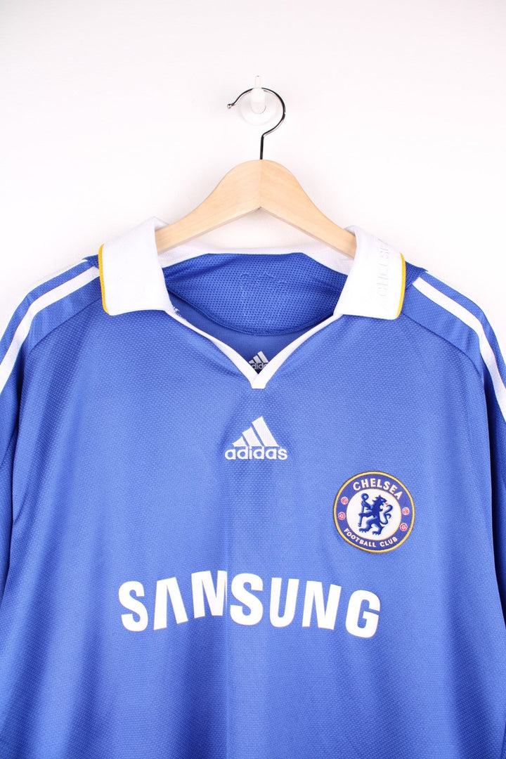 Chelsea 2008/09  Football Shirt in the  home kit colourway, features embroidered logo and badge on the front, and has Frank Lampard number 8 printed on the back.