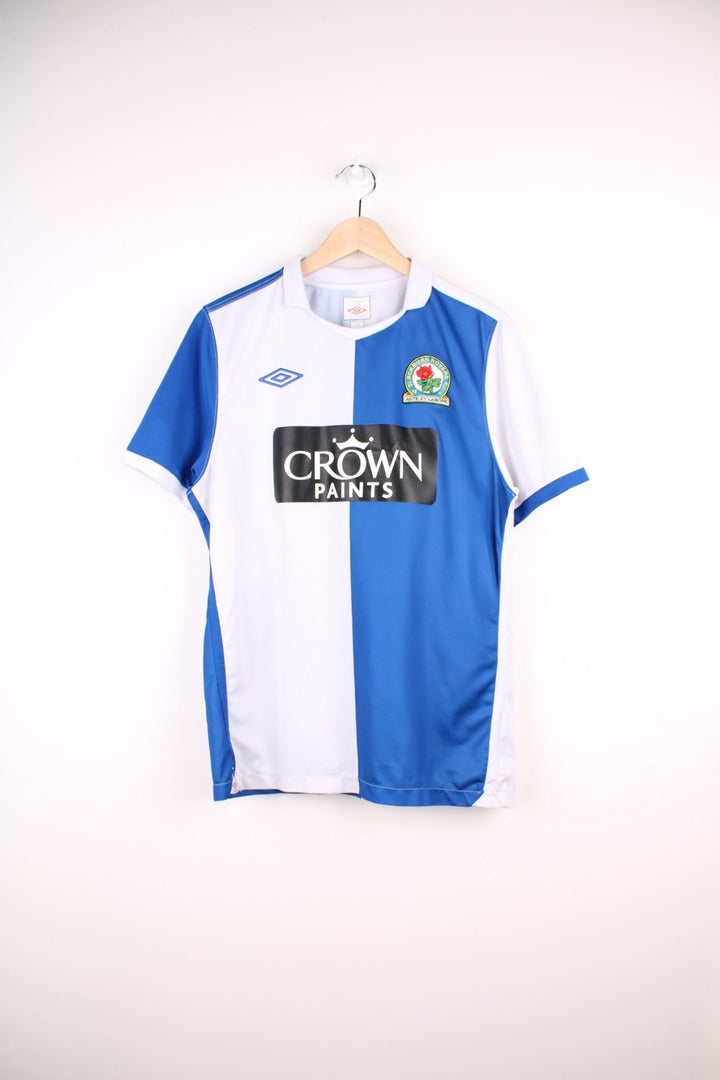 Blackburn Rovers 2010/11 Umbro Football Shirt in the white and blue home kit colourway, features embroidered logo and badge on the front.