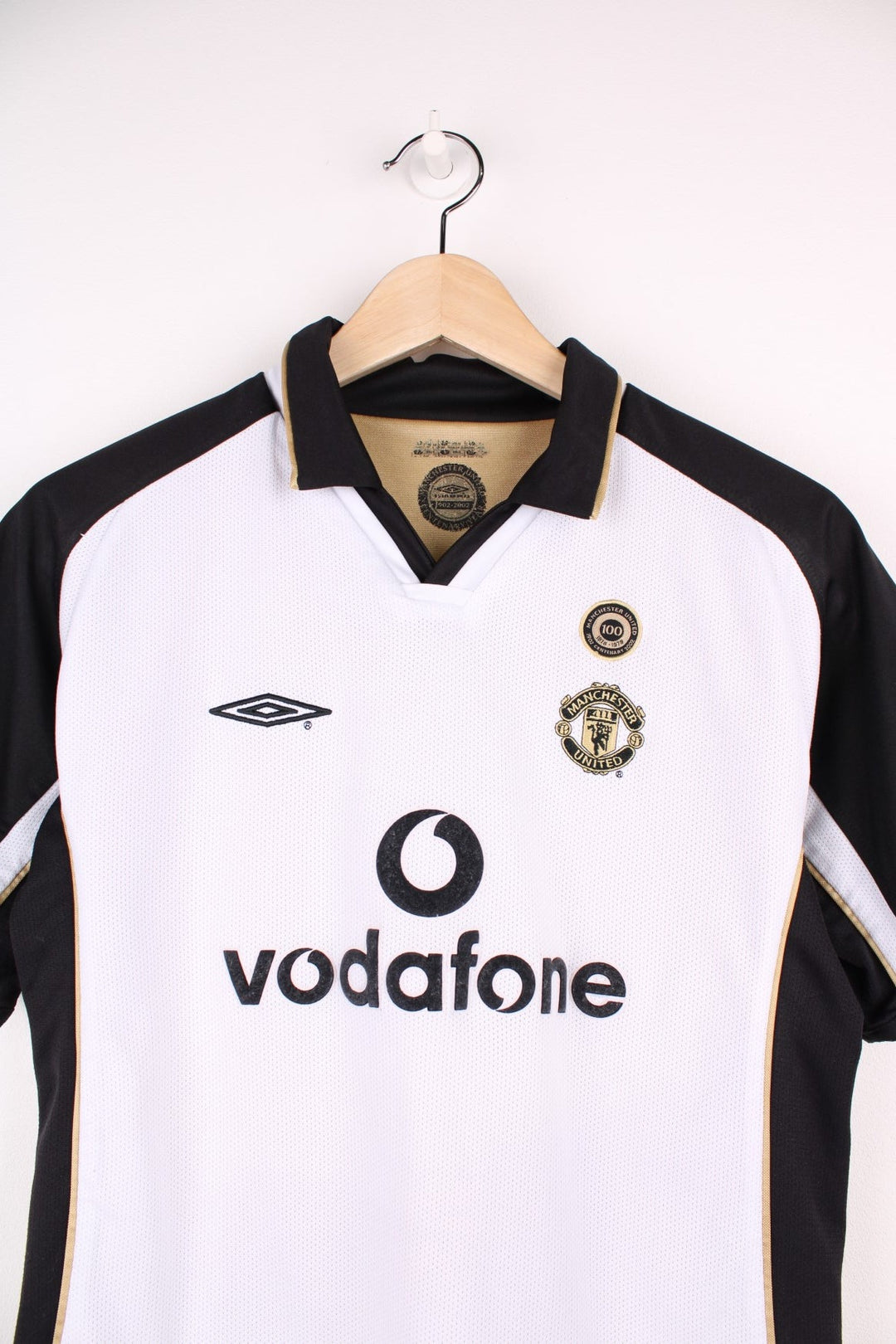 Manchester United 2001/02  Reversible Football Shirt in either a  or gold away kit colourway, features embroidered logo and badge on the front.