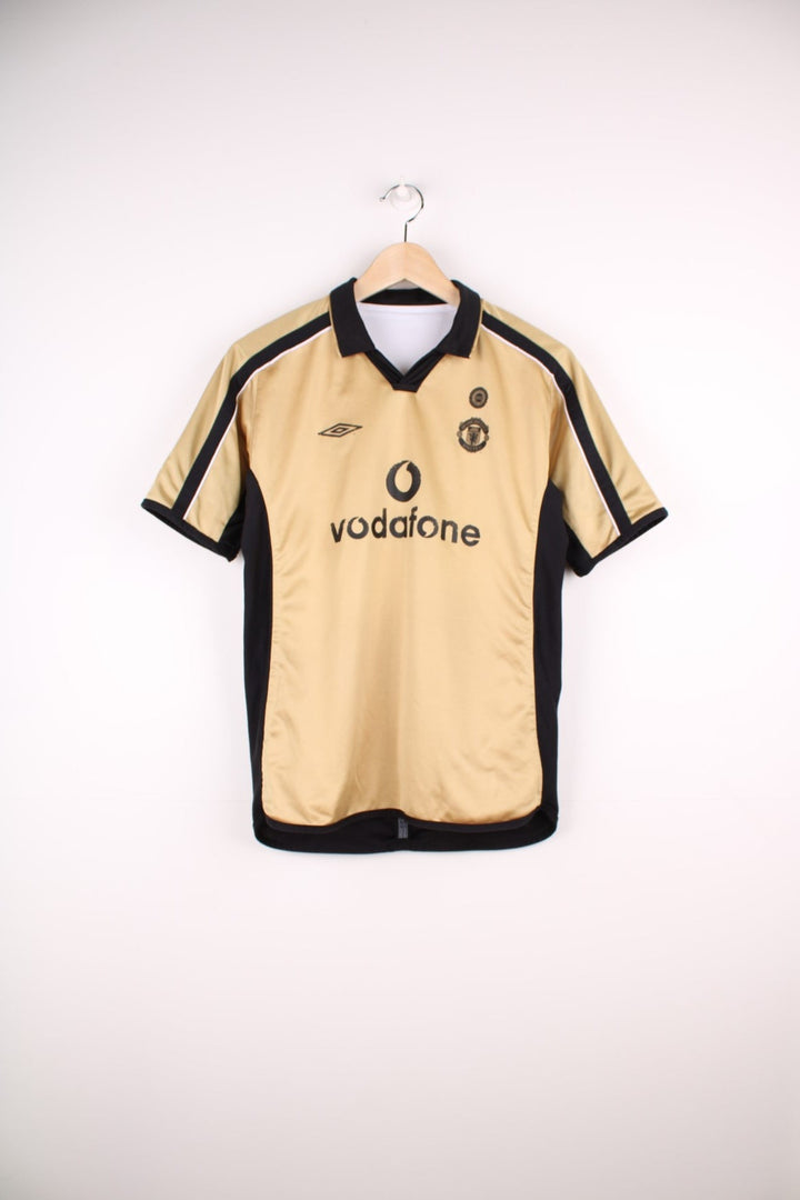 Manchester United 2001/02  Reversible Football Shirt in either a  or gold away kit colourway, features embroidered logo and badge on the front.